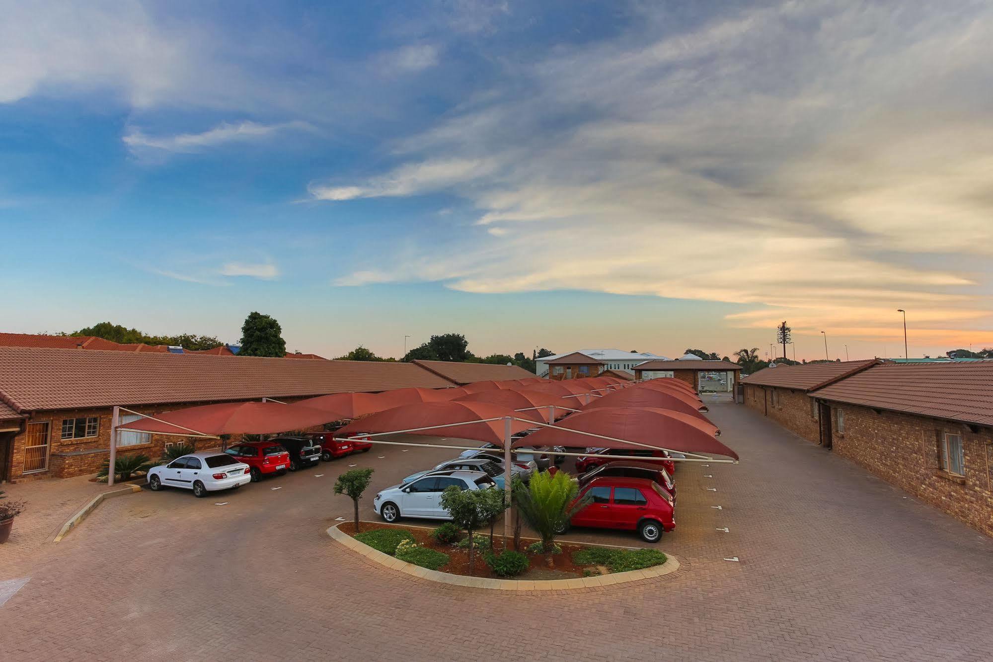 Rudman Townhouses - Or Tambo Airport Boksburg Exterior foto